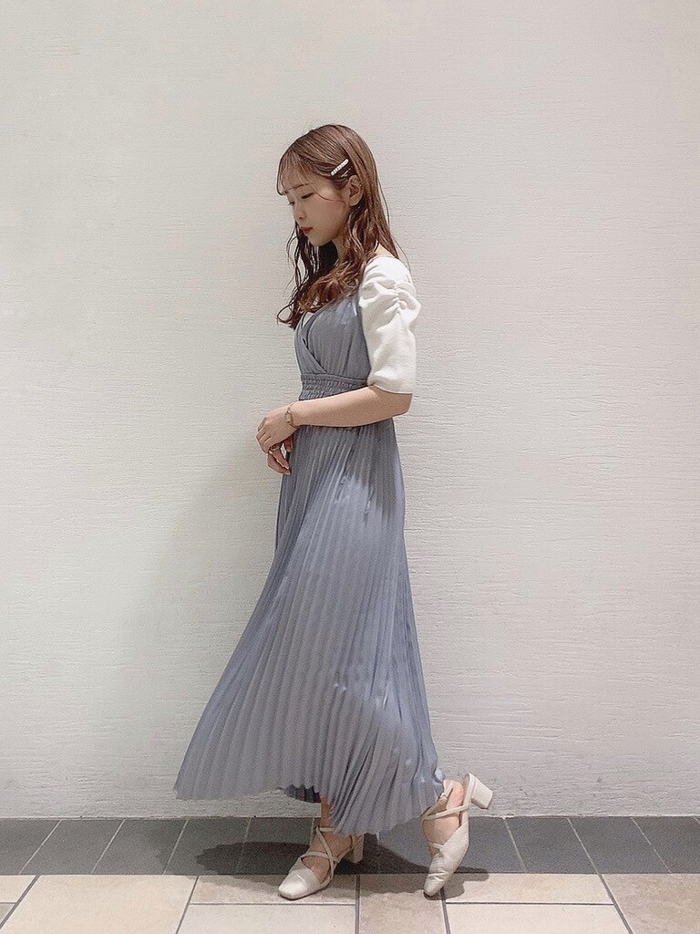 ブルー系のワンピース、ホワイト系のパンプス、ホワイト系のニット/セーターを着用したレディースの春コーディネートの2枚目の写真