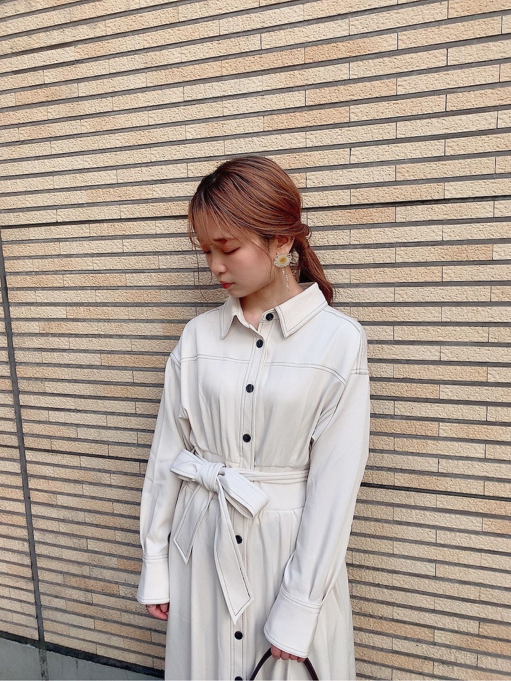 ホワイト系のワンピース、ホワイト系のスニーカーを着用したレディースの春コーディネートの6枚目の写真