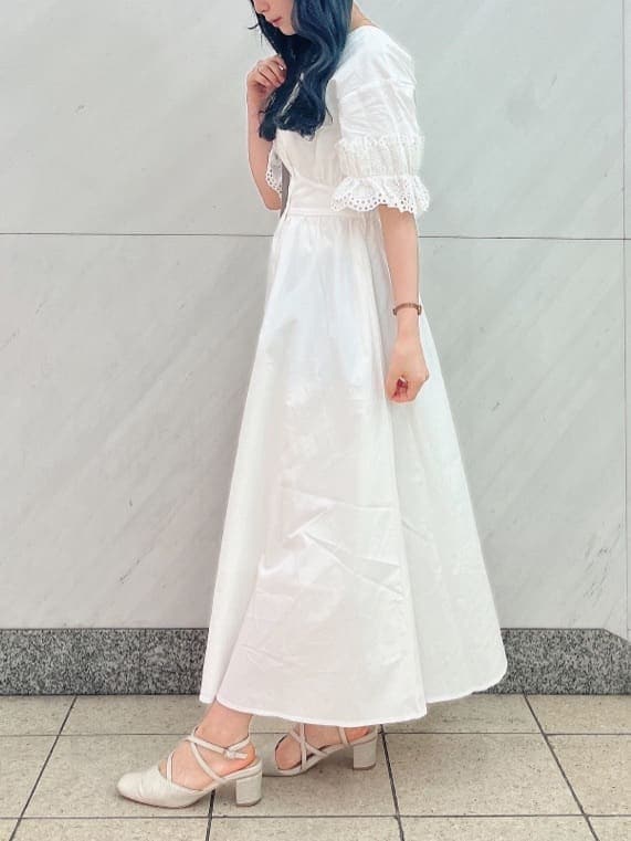 ホワイト系のワンピース、ホワイト系のパンプス、グレー系のハンドバッグを着用したレディースの春コーディネートの2枚目の写真