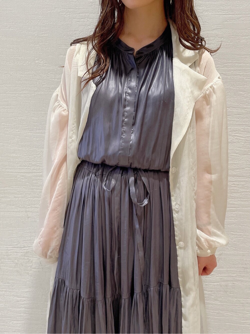 パープル系のワンピース、ホワイト系のサンダル、ホワイト系のシャツ/ブラウスを着用したレディースの春コーディネートの10枚目の写真