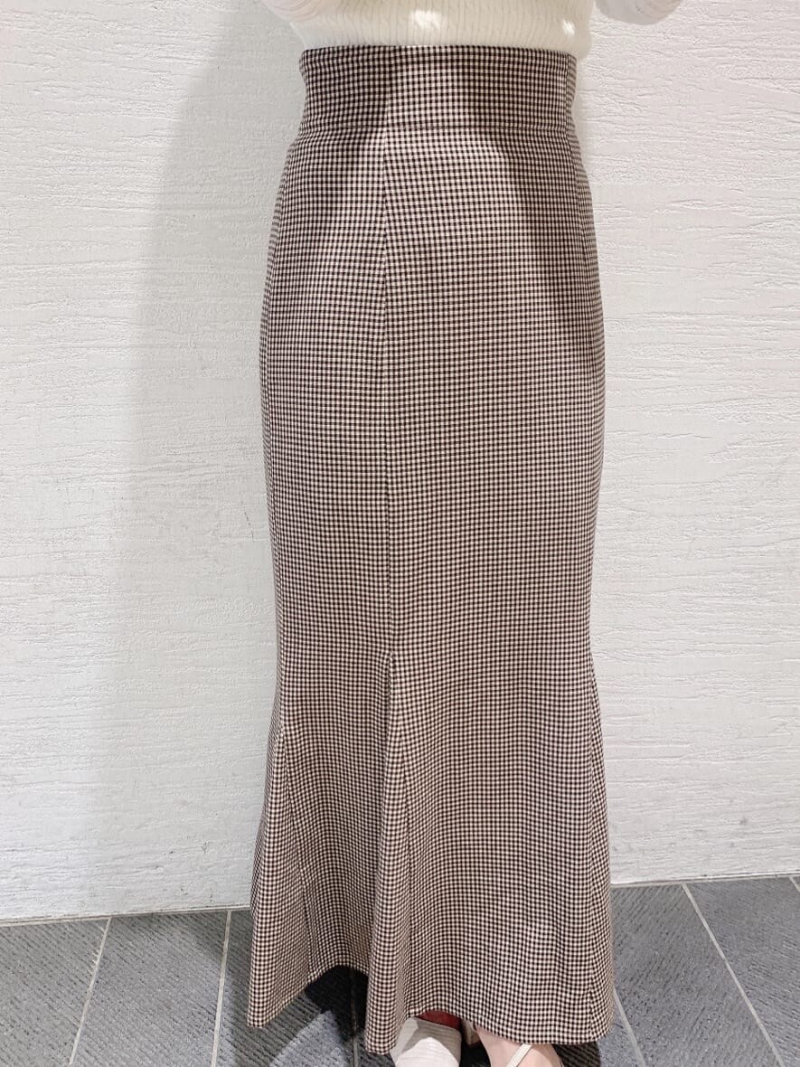 ホワイト系のパンプス、ブラウン系のスカート、ホワイト系のニット/セーターを着用したレディースの夏コーディネートの8枚目の写真