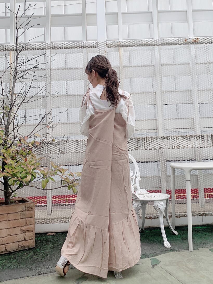 ホワイト系のシャツ/ブラウス、ベージュ系のワンピース、ブラウン系のサンダルを着用したレディースの夏コーディネートの4枚目の写真