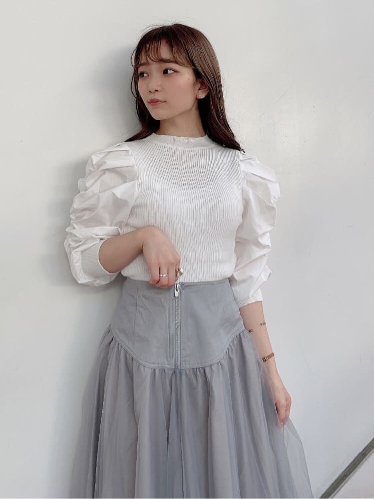 グレー系のスカート、ホワイト系のパンプス、ホワイト系のニット/セーターを着用したレディースの秋コーディネートの4枚目の写真