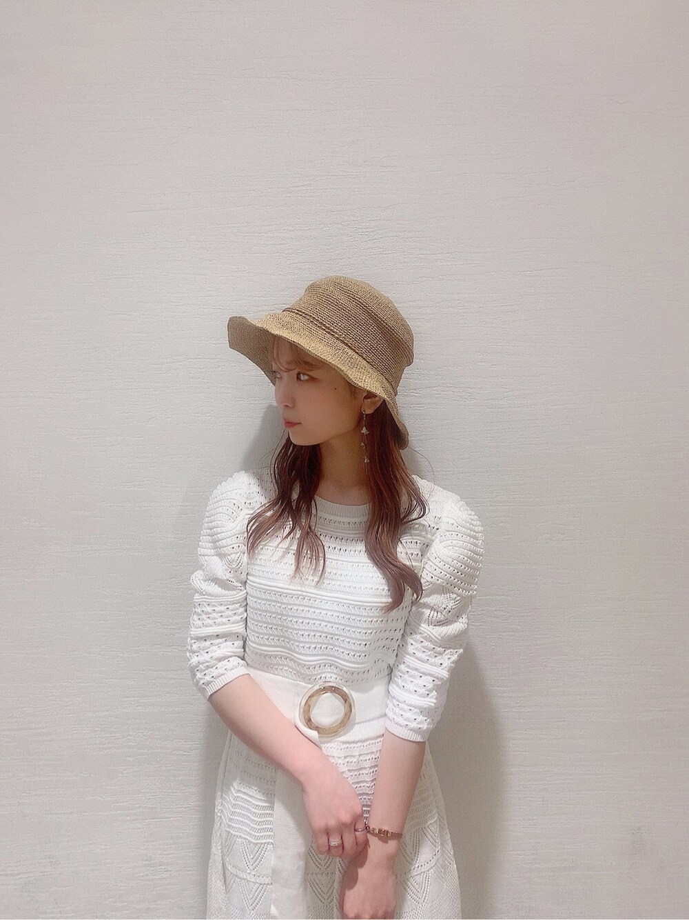 その他のサンダル、ホワイト系のワンピース、ブラウン系のハットを着用したレディースの春コーディネートの7枚目の写真