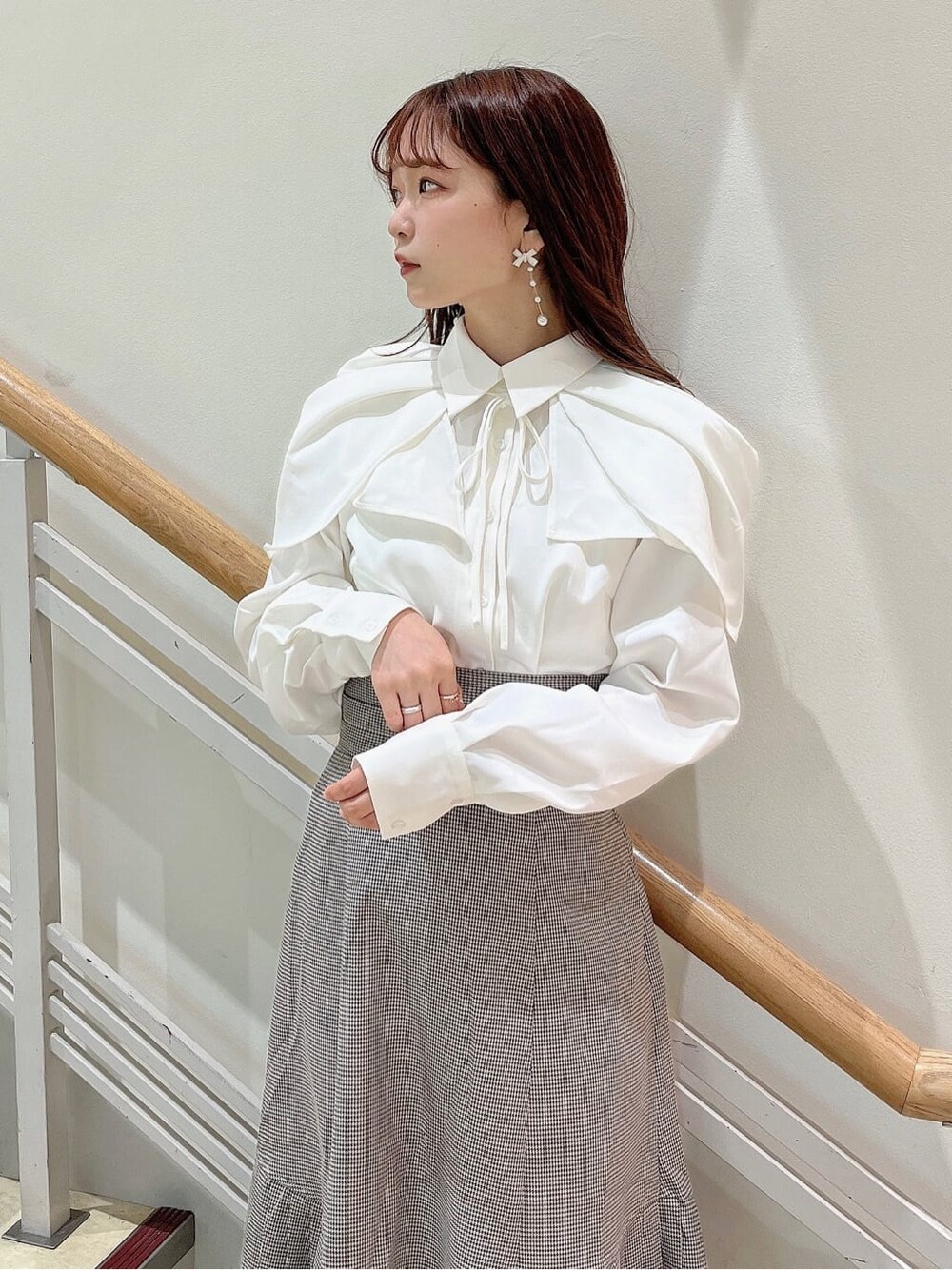 その他のスカート、ベージュ系のブーツ、ホワイト系のシャツ/ブラウスを着用したレディースの秋コーディネートの5枚目の写真