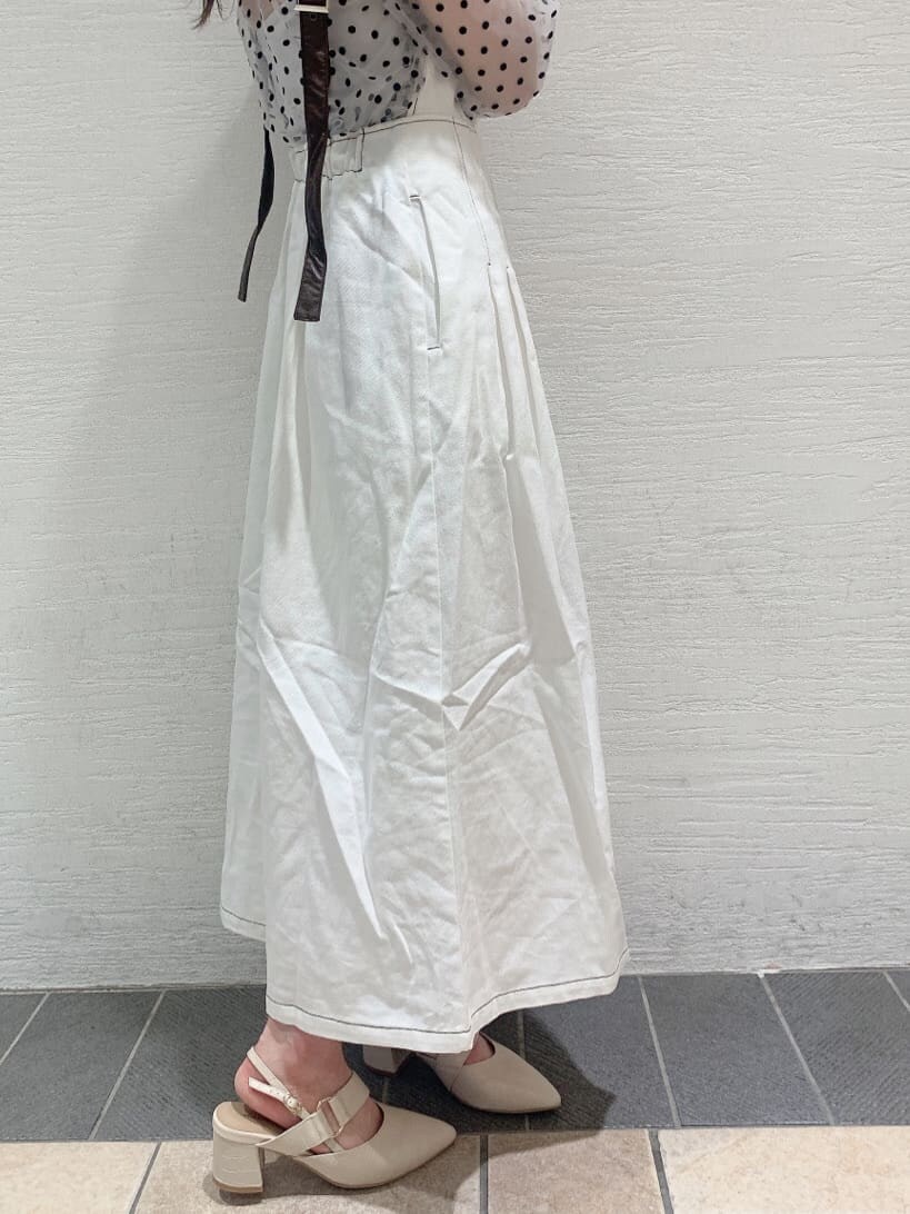 ホワイト系のジャンパースカート、ホワイト系のシャツ/ブラウス、ホワイト系のパンプスを着用したレディースの夏コーディネートの10枚目の写真