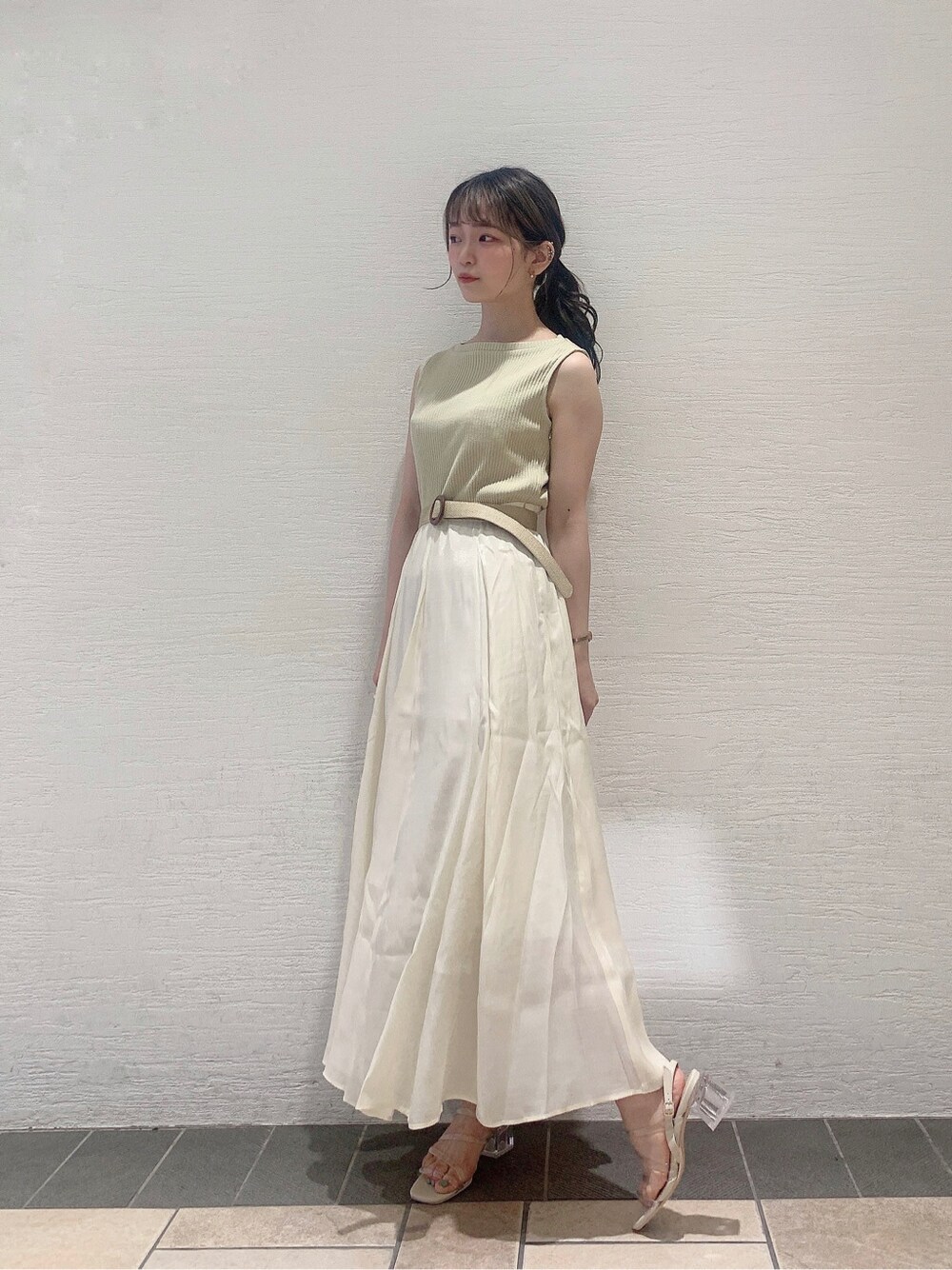 グリーン系のワンピース、その他のサンダル、ホワイト系のベルトを着用したレディースの夏コーディネートの2枚目の写真