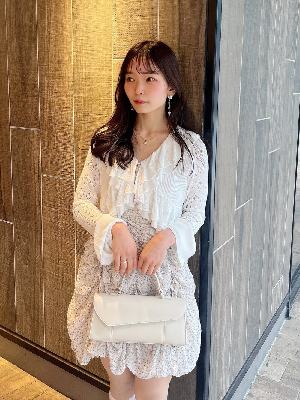 ホワイト系のカーディガン/ボレロ、ピンク系のワンピース、ホワイト系のパンプスを着用したレディースの春コーディネートの4枚目の写真