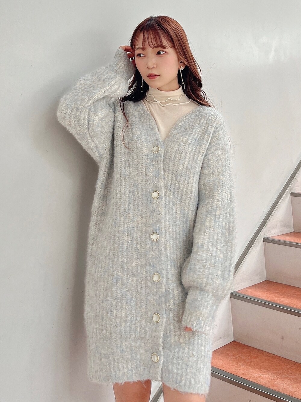 ホワイト系のTシャツ/カットソー、ブルー系のカーディガン/ボレロ、ベージュ系のブーツを着用したレディースの秋コーディネートの7枚目の写真