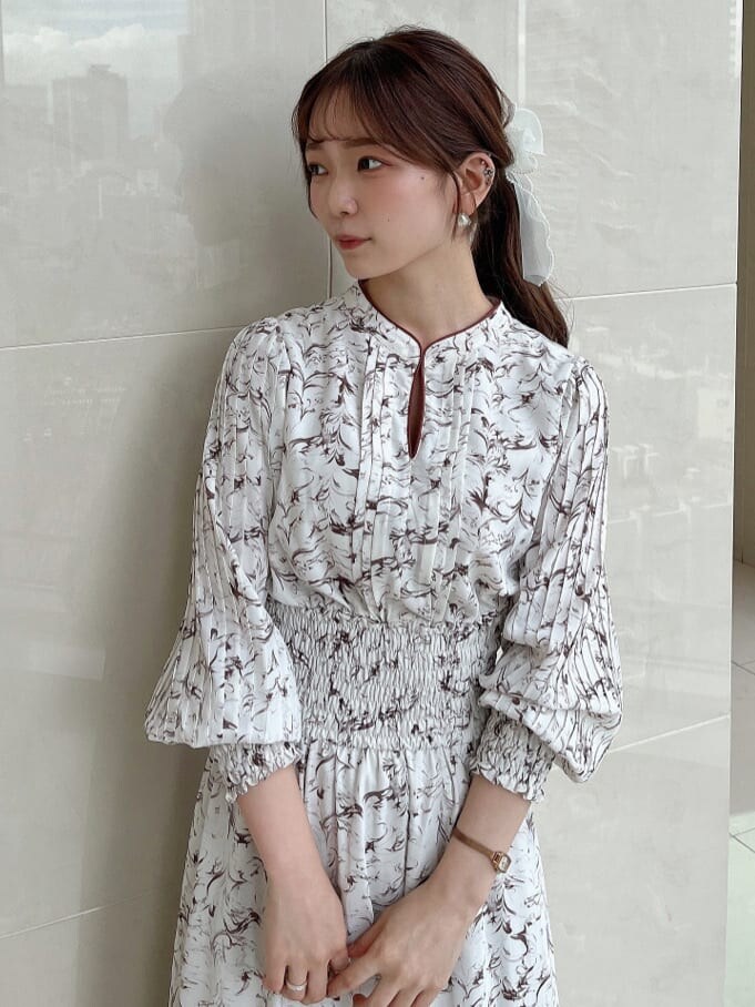 ホワイト系のワンピースを着用したレディースの秋コーディネートの6枚目の写真