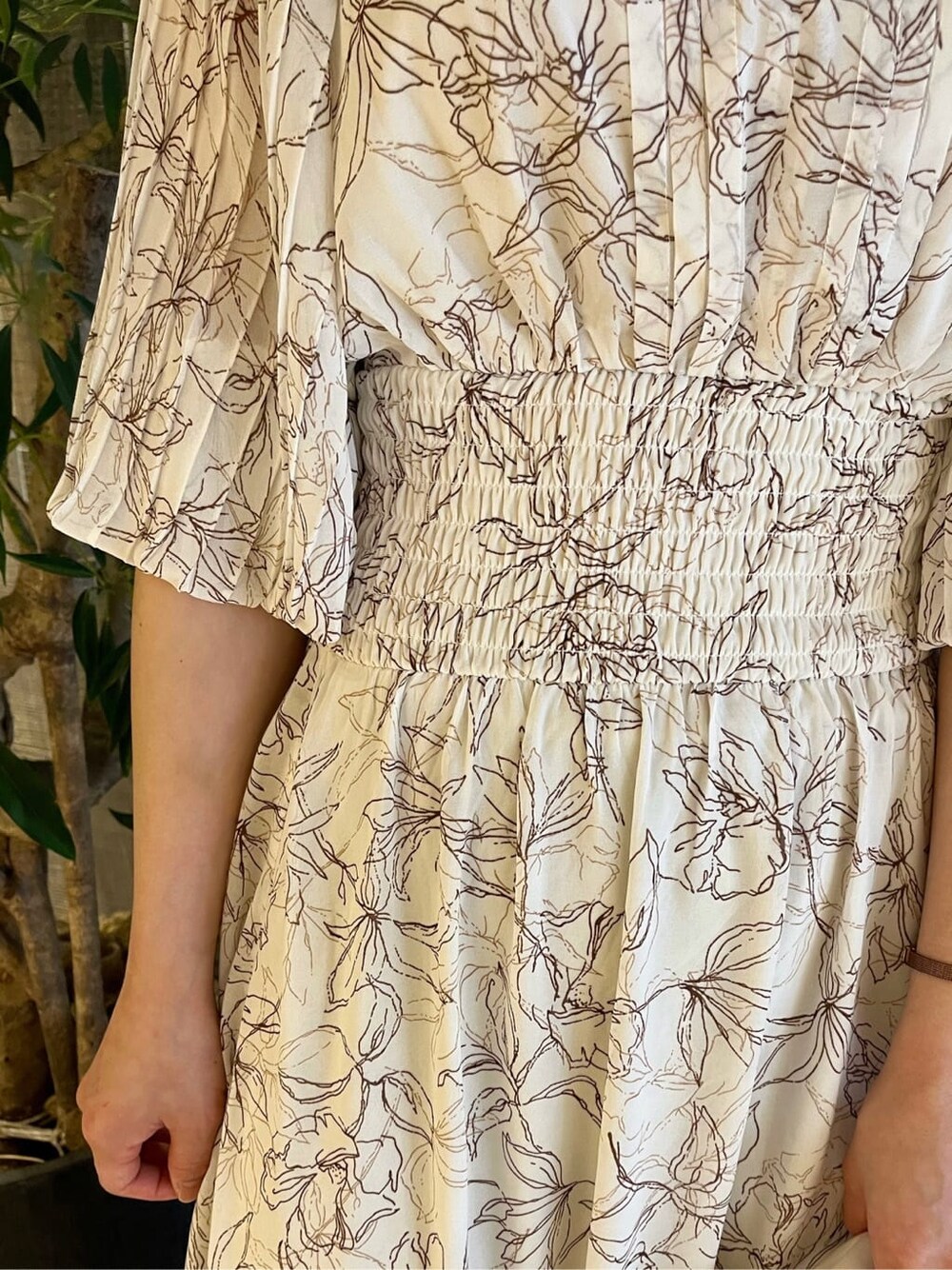 ベージュ系のサンダル、ホワイト系のハンドバッグ、ホワイト系のワンピースを着用したレディースの春コーディネートの8枚目の写真