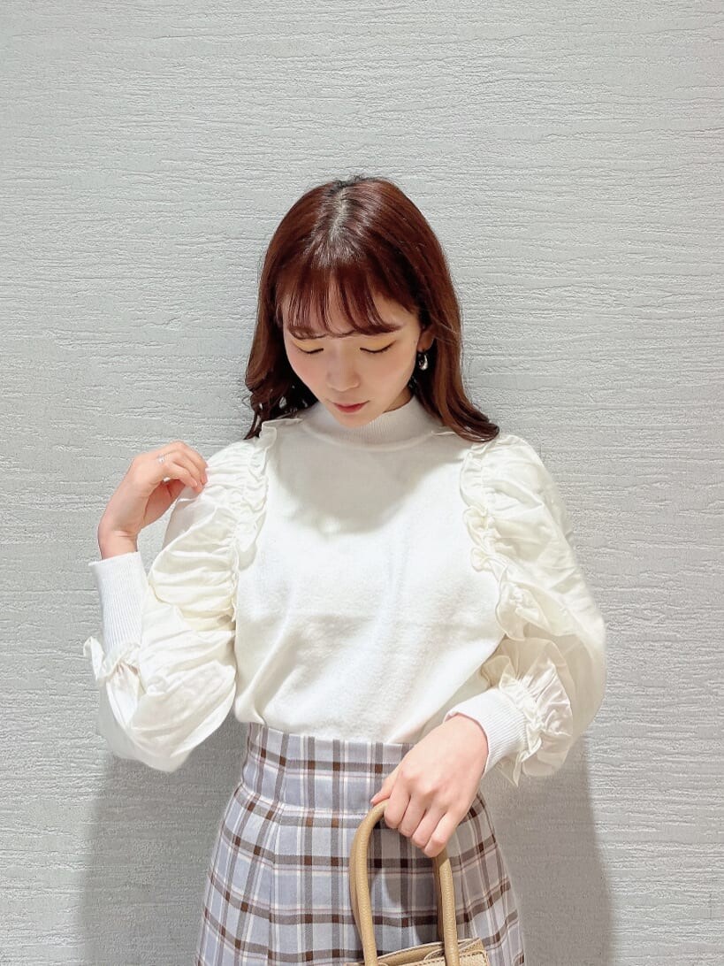 ベージュ系のブーツ、グレー系のスカート、ホワイト系のニット/セーターを着用したレディースの冬コーディネートの4枚目の写真