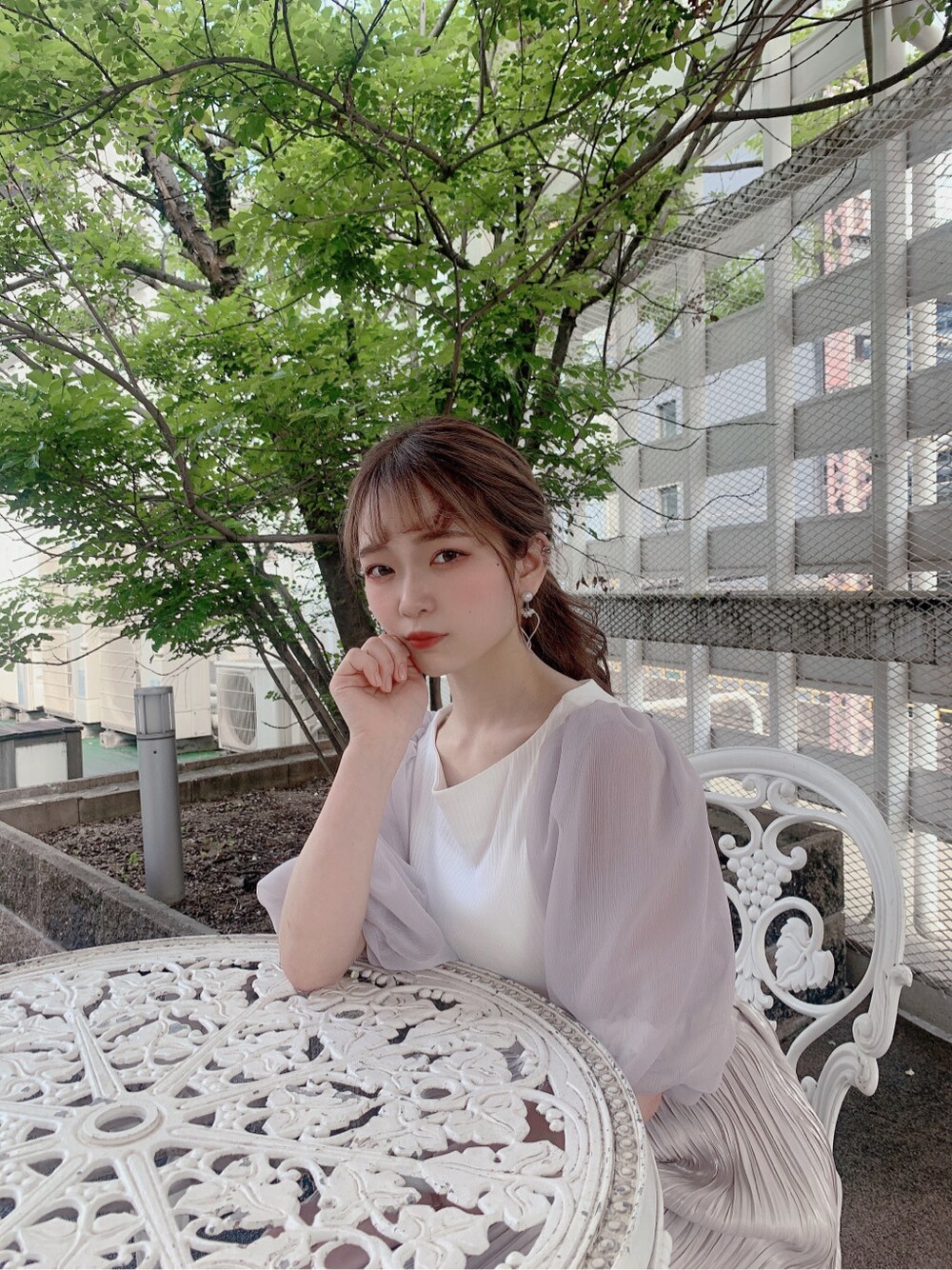 ベージュ系のサンダル、グレー系のスカート、ホワイト系のTシャツ/カットソーを着用したレディースの春コーディネートの6枚目の写真