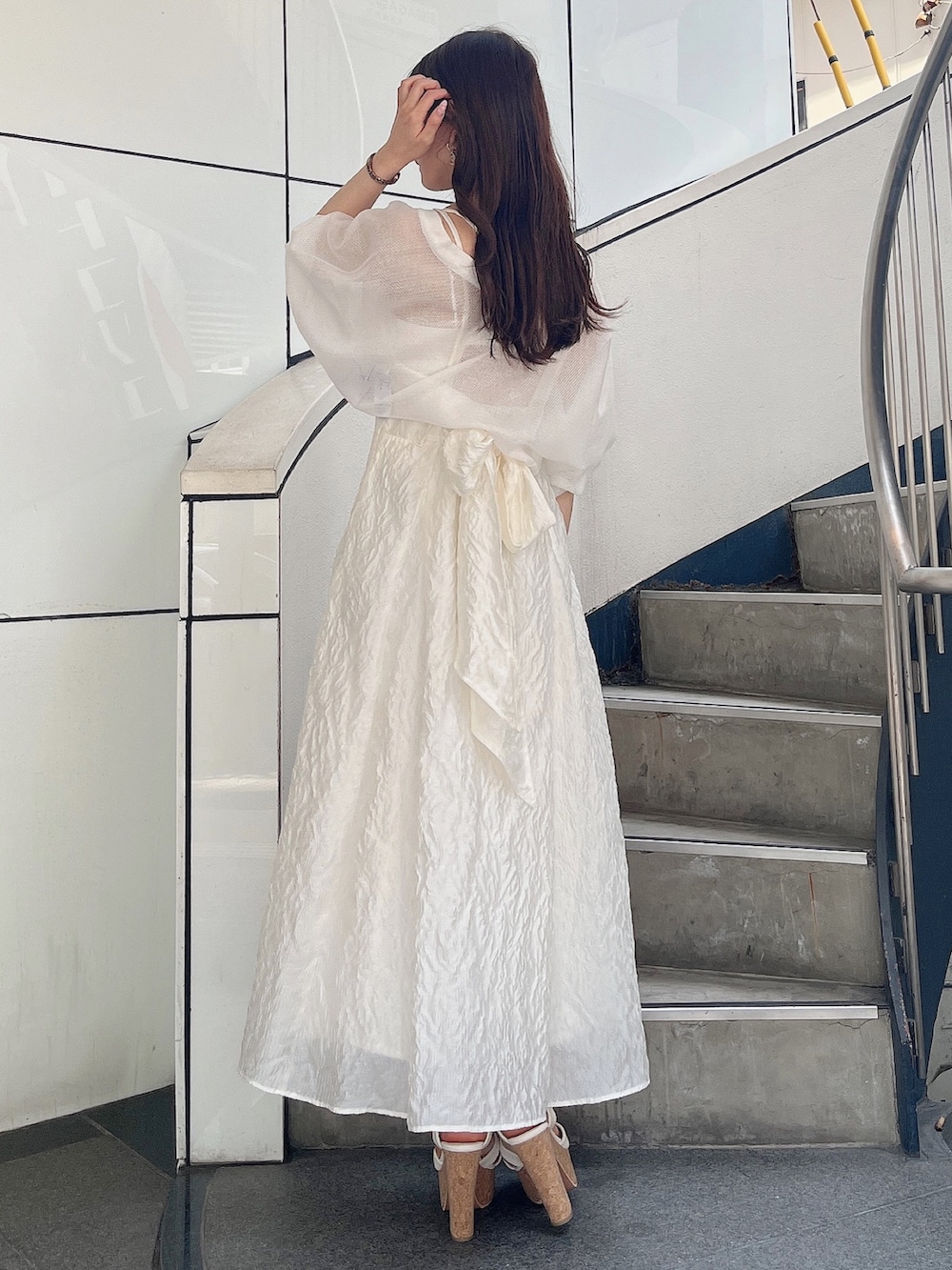 ホワイト系のサンダル、ホワイト系のワンピース、ホワイト系のカーディガン/ボレロを着用したレディースの夏コーディネートの4枚目の写真