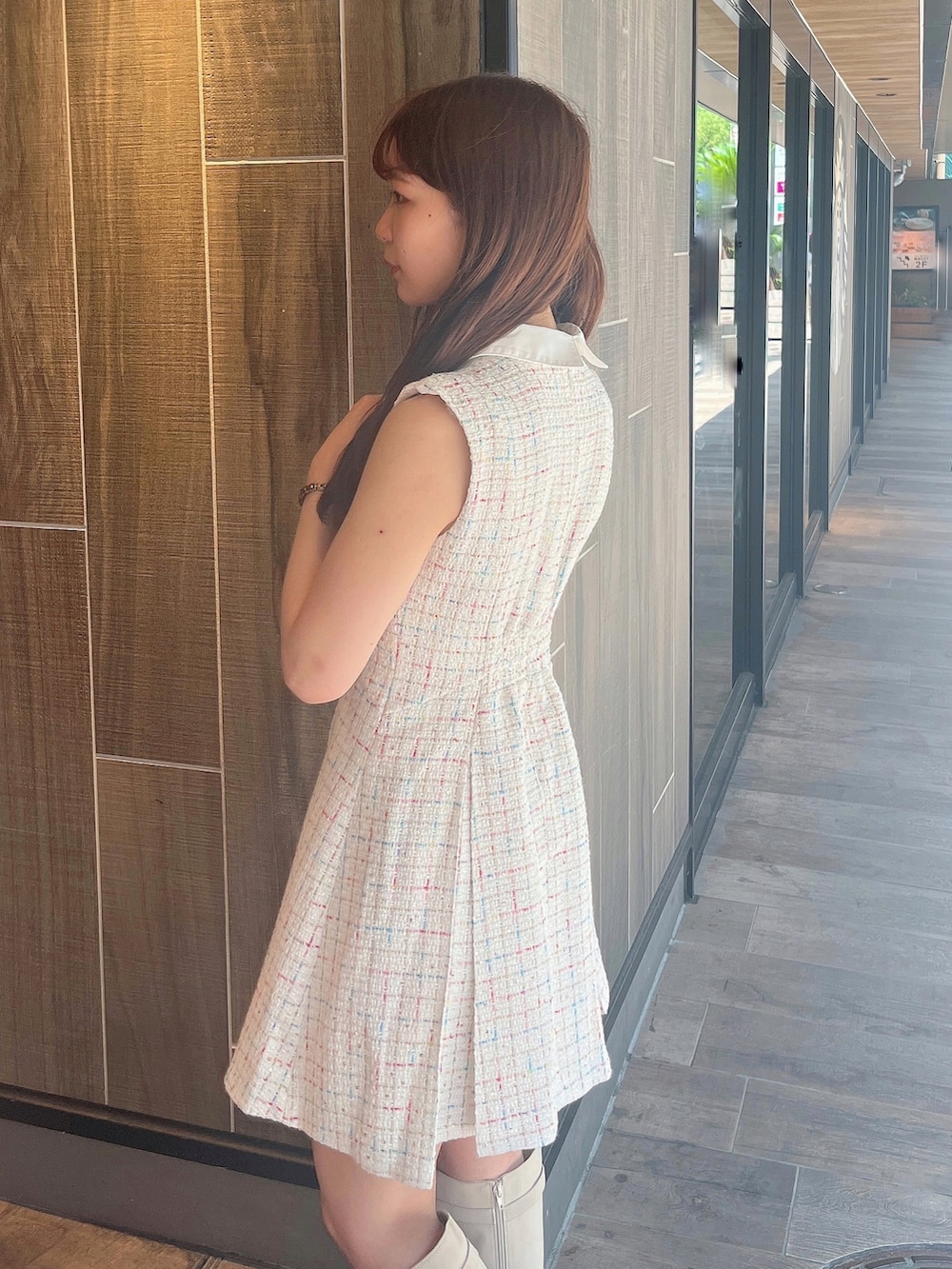 ホワイト系のワンピース、ホワイト系のブーツを着用したレディースの夏コーディネートの7枚目の写真