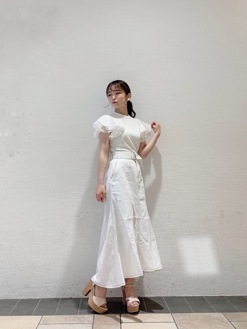 ベージュ系のサンダル、ホワイト系のスカート、ホワイト系のTシャツ/カットソーを着用したレディースの夏コーディネートの4枚目の写真