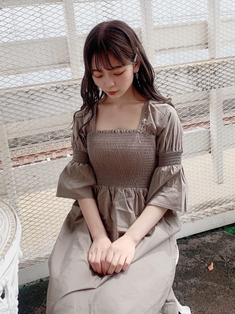 ブラック系のサンダル、ベージュ系のワンピースを着用したレディースの夏コーディネートの9枚目の写真