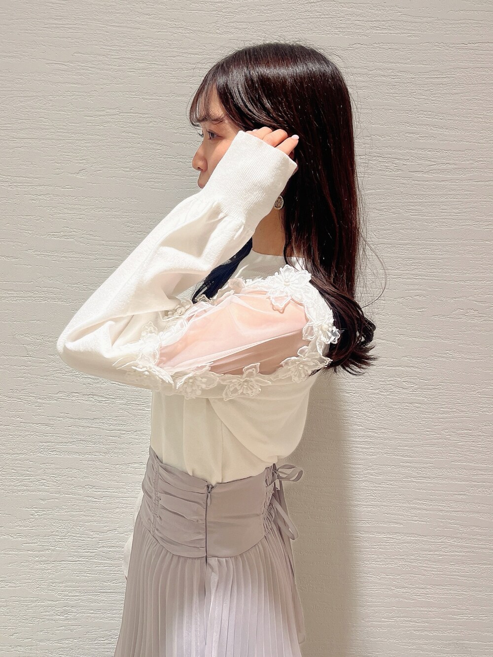 ベージュ系のブーツ、グレー系のスカート、ホワイト系のニット/セーターを着用したレディースの冬コーディネートの7枚目の写真