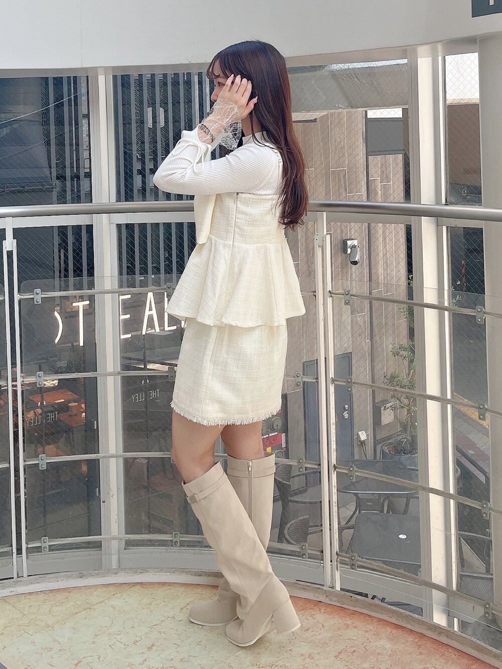 ホワイト系のニット/セーター、ホワイト系のタンクトップ、ホワイト系のスカートを着用したレディースの秋コーディネートの5枚目の写真