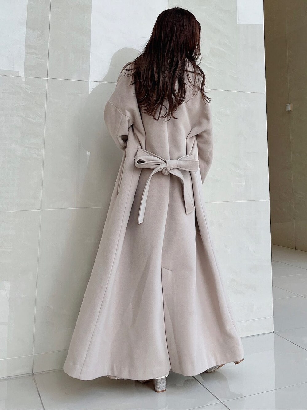 ブラウン系のシャツ/ブラウス、ベージュ系のスカート、ホワイト系のその他アウターを着用したレディースの夏コーディネートの4枚目の写真