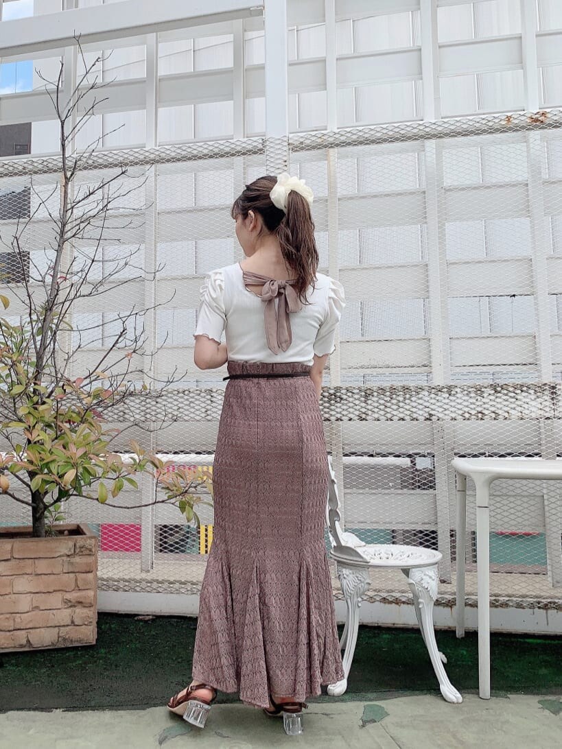 ベージュ系のスカート、ホワイト系のTシャツ/カットソー、ブラウン系のサンダルを着用したレディースの夏コーディネートの4枚目の写真