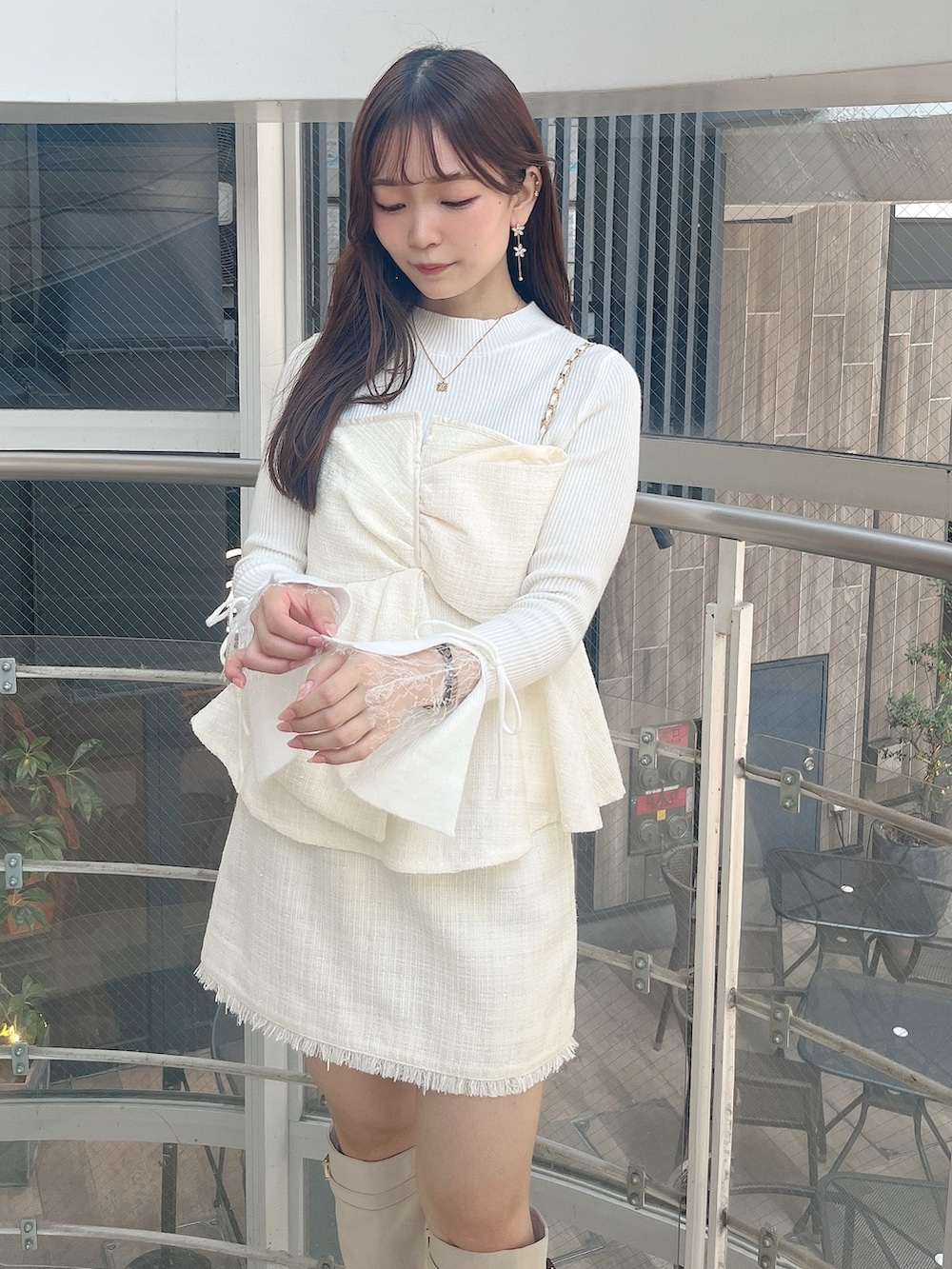 ホワイト系のニット/セーター、ホワイト系のタンクトップ、ホワイト系のスカートを着用したレディースの秋コーディネートの6枚目の写真