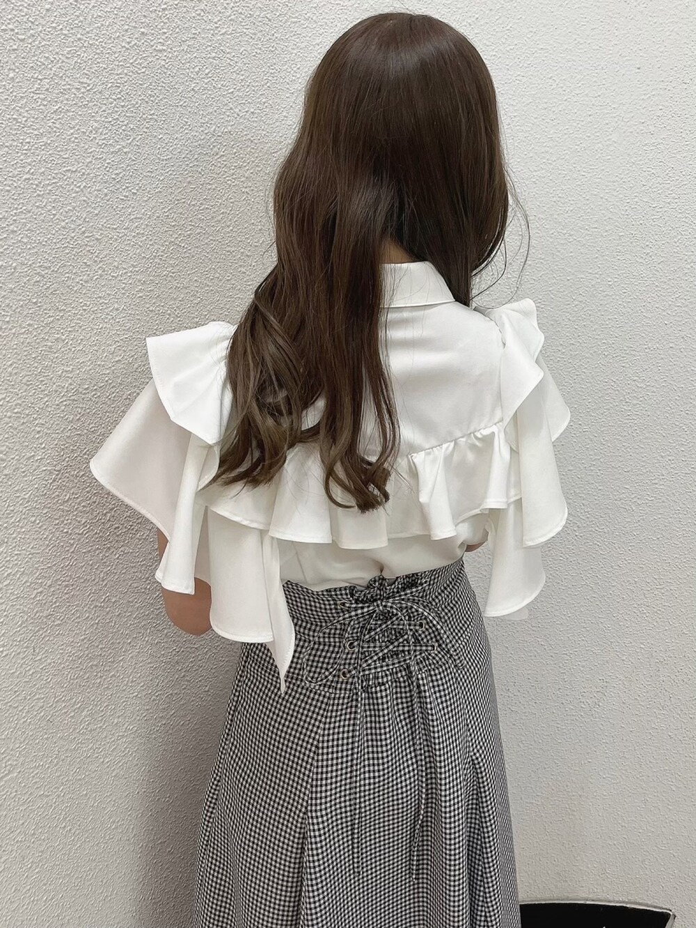 ホワイト系のシャツ/ブラウス、ブラック系のスカート、ホワイト系のパンプスを着用したレディースの夏コーディネートの9枚目の写真