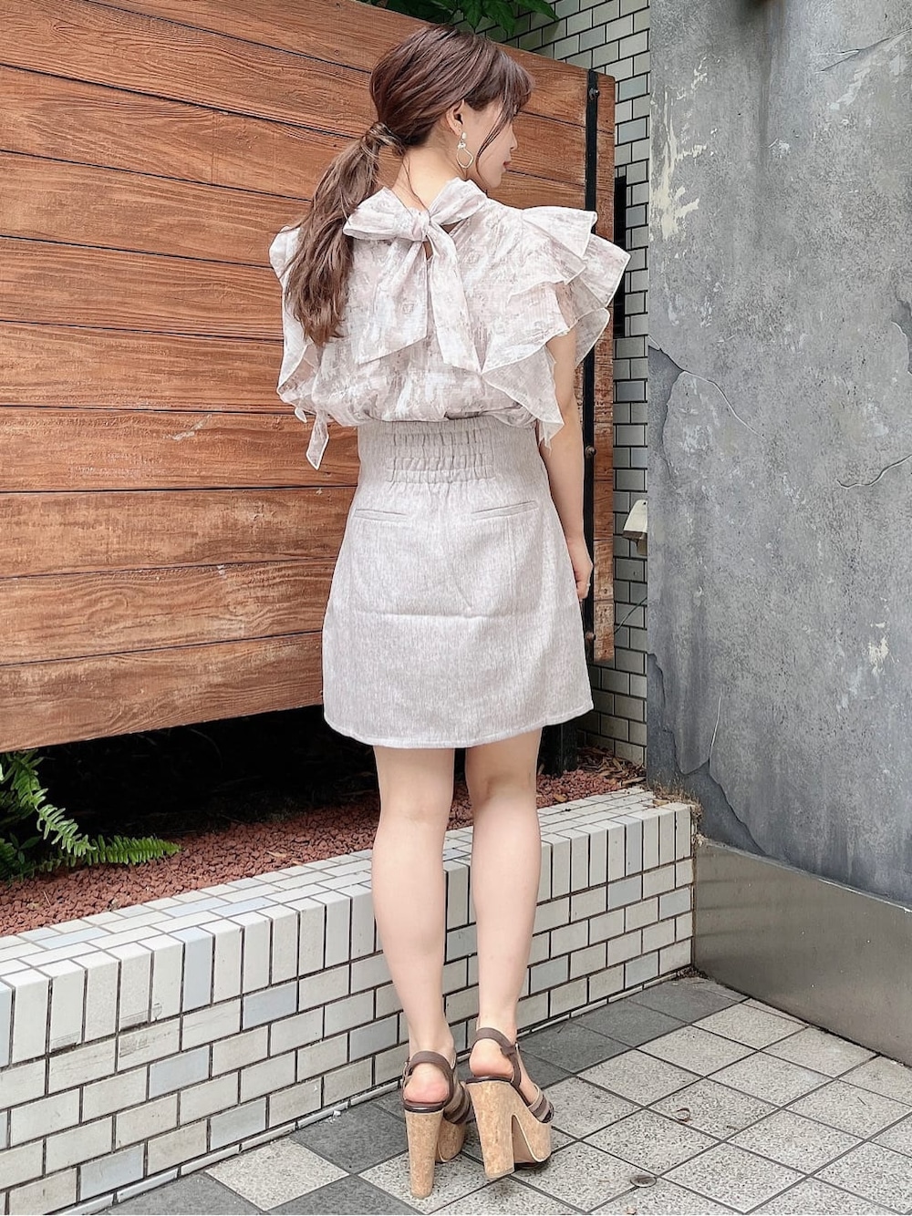 ブラウン系のサンダル、ベージュ系のシャツ/ブラウス、ベージュ系のスカートを着用したレディースの夏コーディネートの3枚目の写真