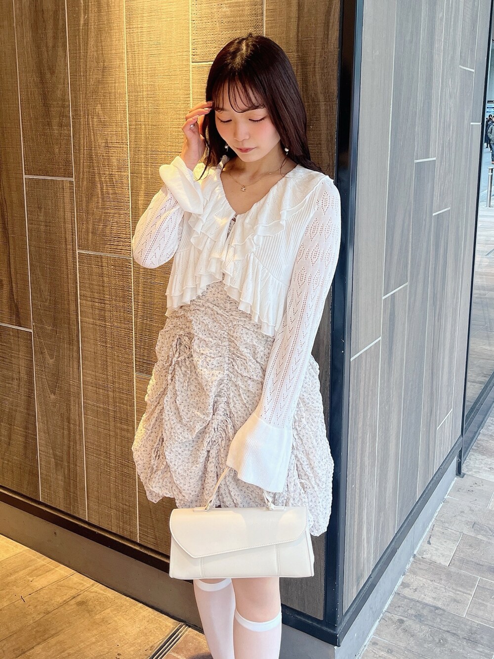 ホワイト系のカーディガン/ボレロ、ピンク系のワンピース、ホワイト系のパンプスを着用したレディースの春コーディネートの6枚目の写真