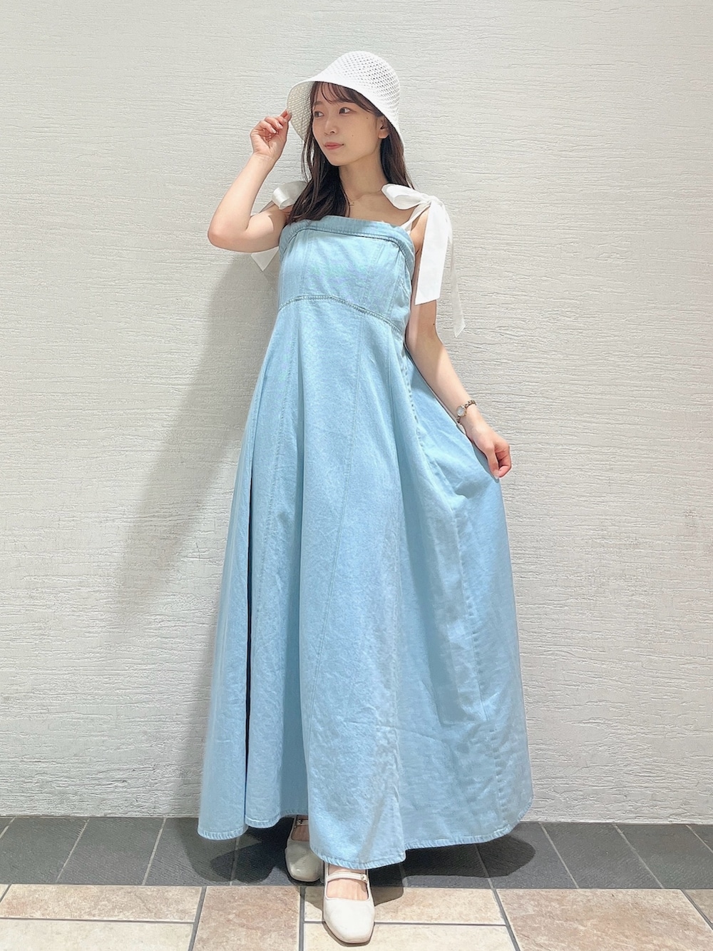 ホワイト系のカーディガン/ボレロ、ブルー系のワンピース、ホワイト系のパンプスを着用したレディースの夏コーディネートの3枚目の写真