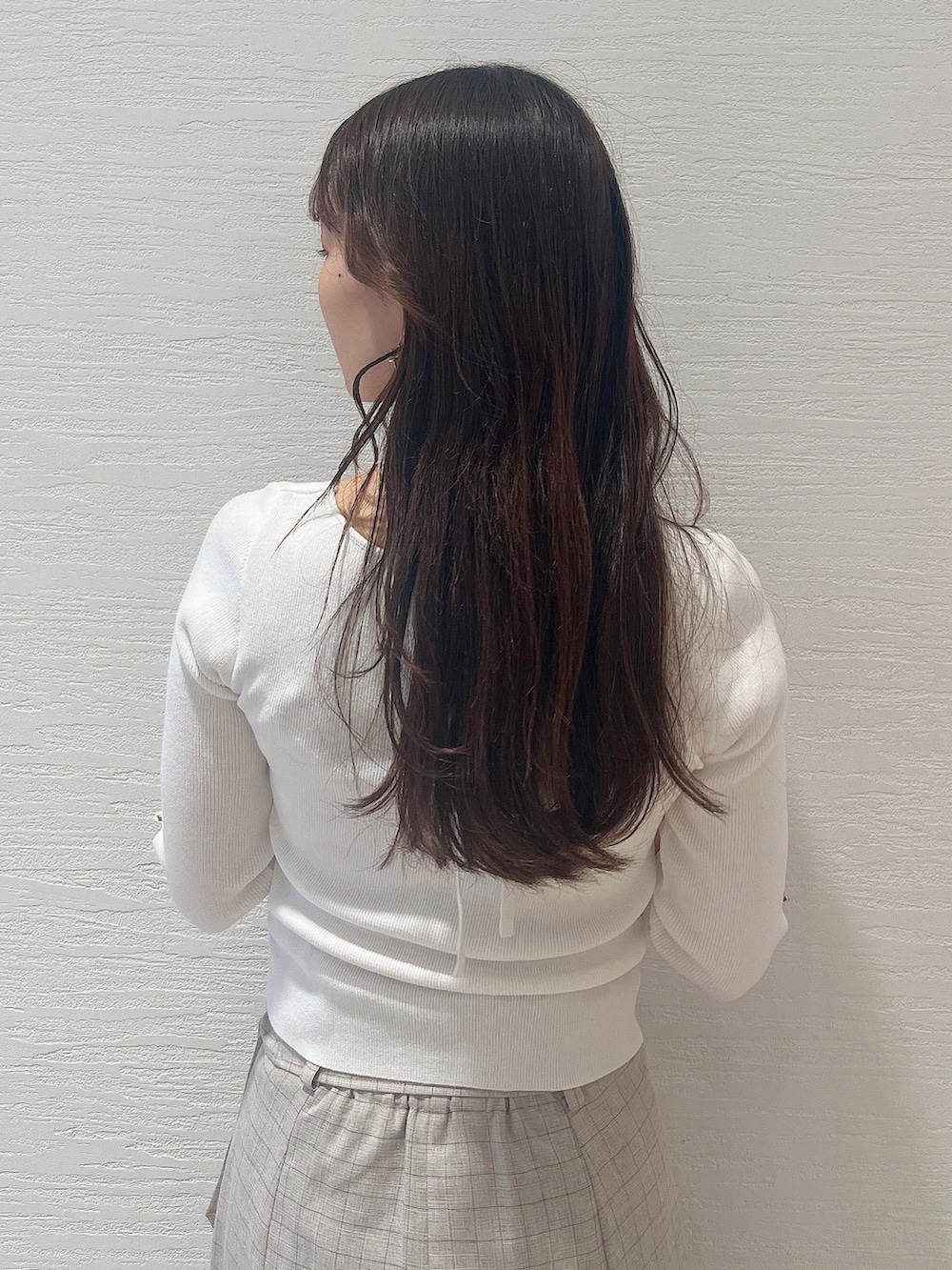 ホワイト系のニット/セーター、ベージュ系のスカート、ホワイト系のサンダルを着用したレディースの春コーディネートの9枚目の写真