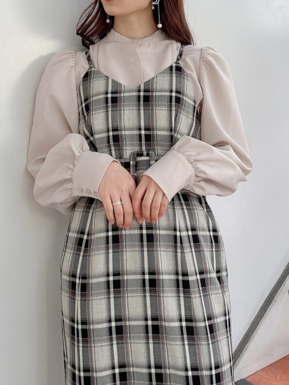 ブラウン系のブーツ、ベージュ系のシャツ/ブラウス、グレー系のジャンパースカートを着用したレディースの冬コーディネートの9枚目の写真