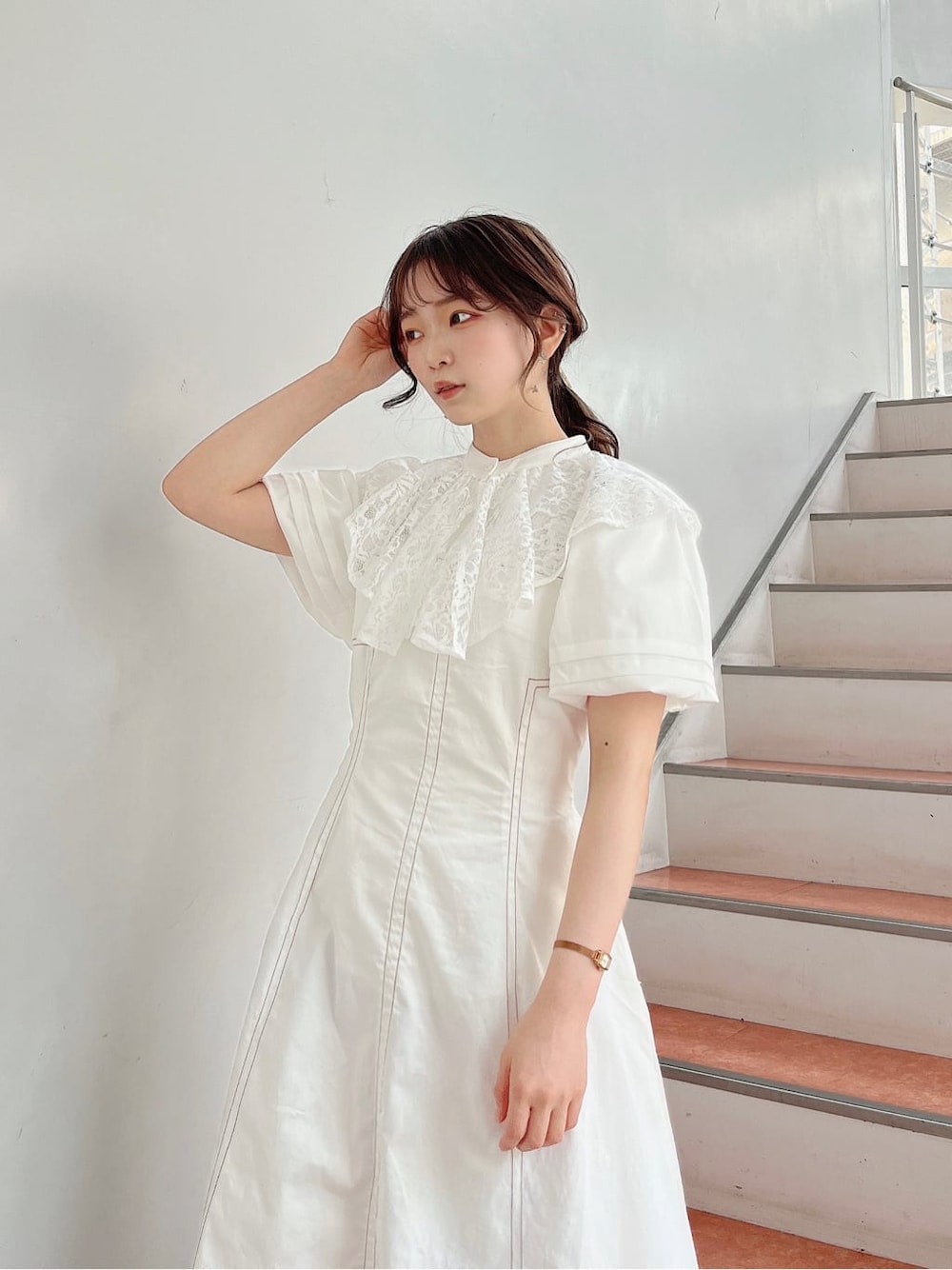 ベージュ系のサンダル、ホワイト系のワンピース、ホワイト系のシャツ/ブラウスを着用したレディースの春コーディネートの7枚目の写真