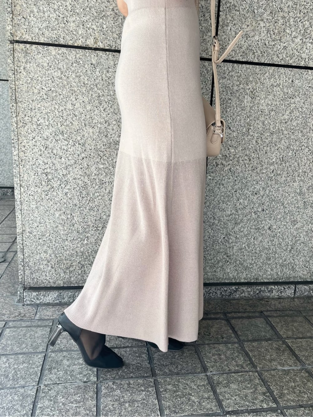 ピンク系のワンピース、ブラック系のブーツ、ホワイト系のショルダーバッグを着用したレディースの冬コーディネートの9枚目の写真