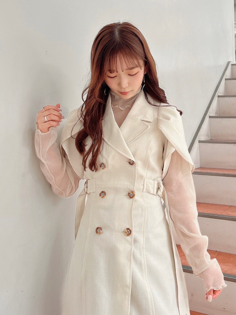 ホワイト系のワンピース、ベージュ系のブーツを着用したレディースの春コーディネートの5枚目の写真