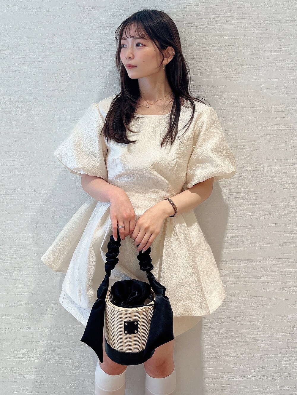 ホワイト系のシャツ/ブラウス、ホワイト系のその他パンツ、ホワイト系のサンダルを着用したレディースの夏コーディネートの6枚目の写真