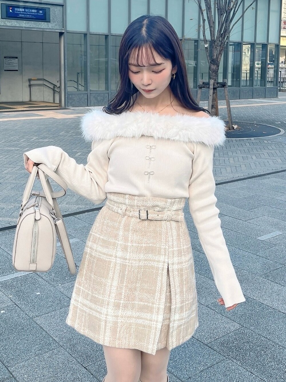 ベージュ系のニット/セーター、ベージュ系のスカートを着用したレディースの秋コーディネートの4枚目の写真