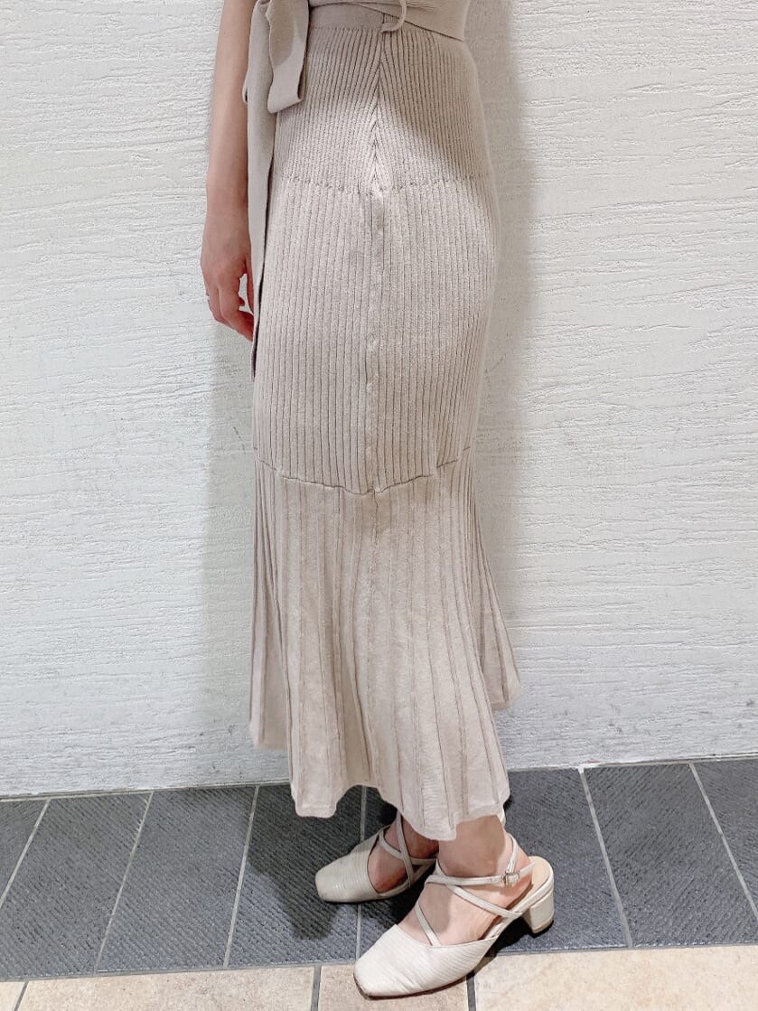 ホワイト系のパンプス、ベージュ系のワンピースを着用したレディースの夏コーディネートの9枚目の写真