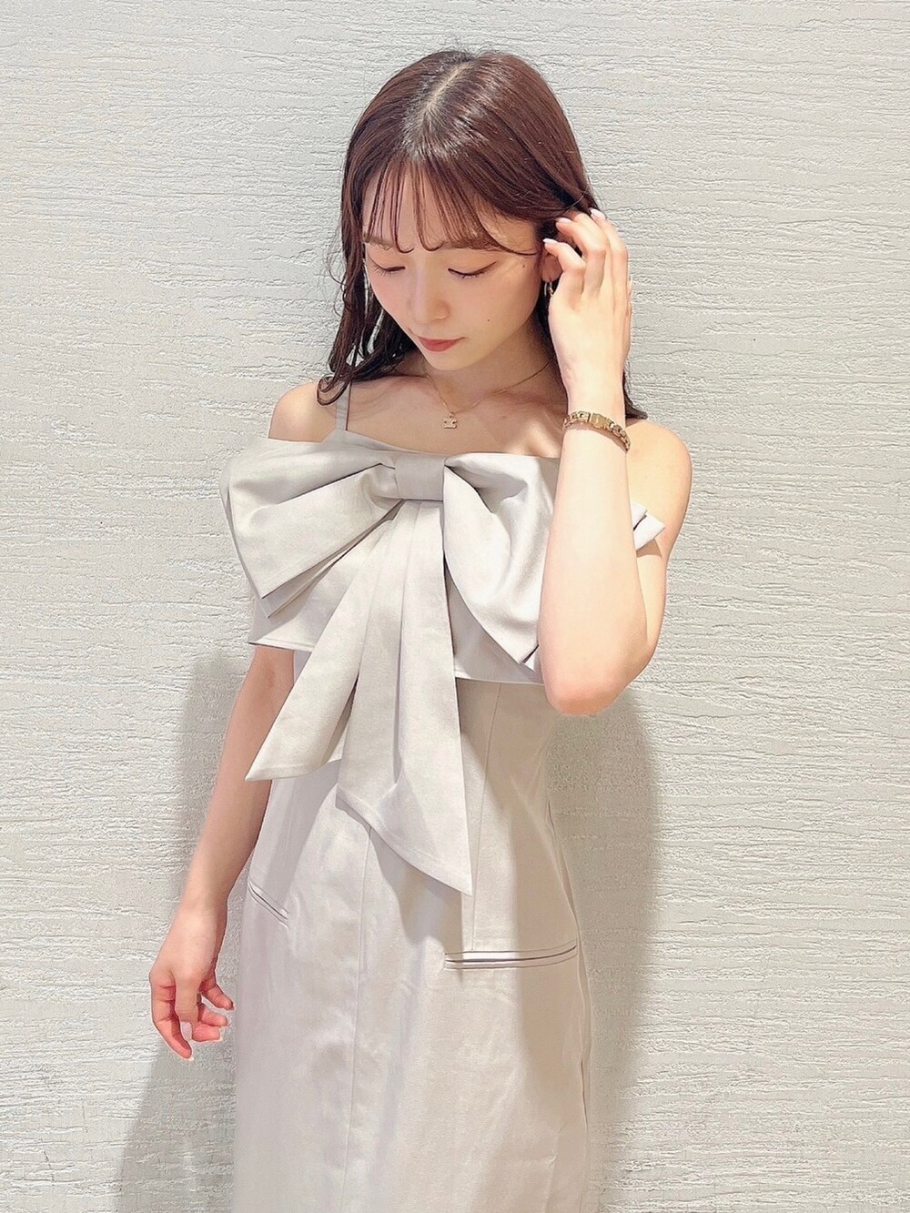 ホワイト系のサンダル、ベージュ系のワンピースを着用したレディースの夏コーディネートの8枚目の写真