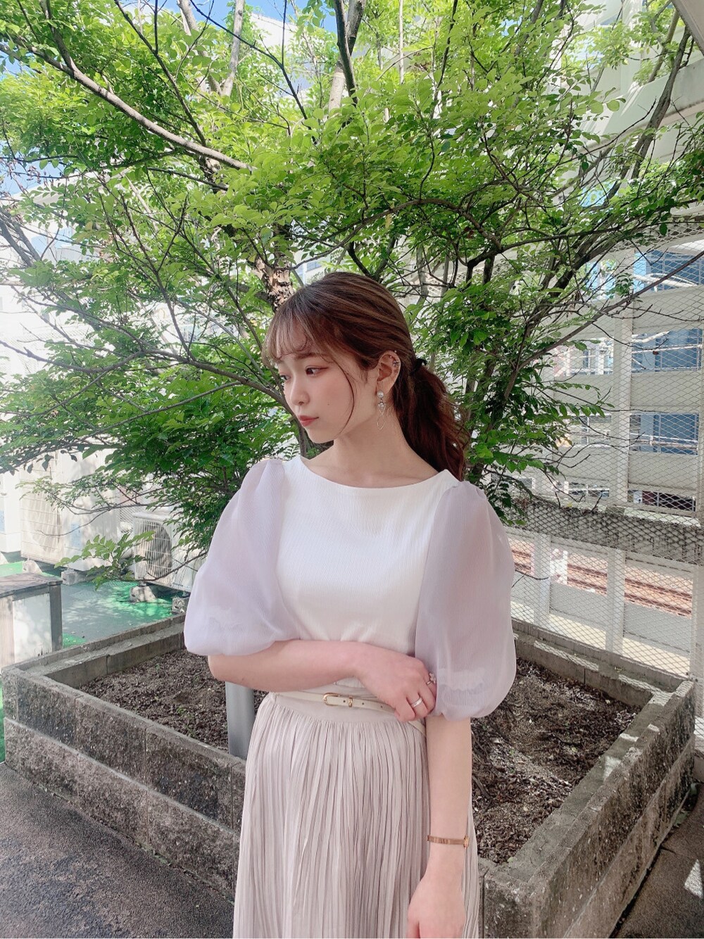 ベージュ系のサンダル、グレー系のスカート、ホワイト系のTシャツ/カットソーを着用したレディースの春コーディネートの4枚目の写真