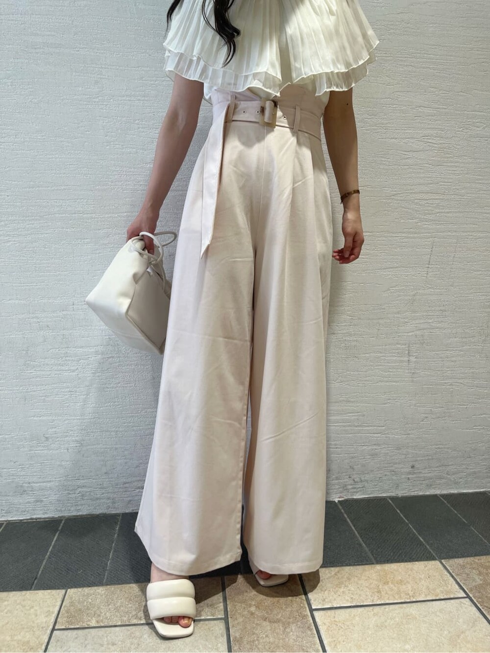 ベージュ系のその他パンツ、ホワイト系のサンダル、ホワイト系のニット/セーターを着用したレディースの夏コーディネートの8枚目の写真