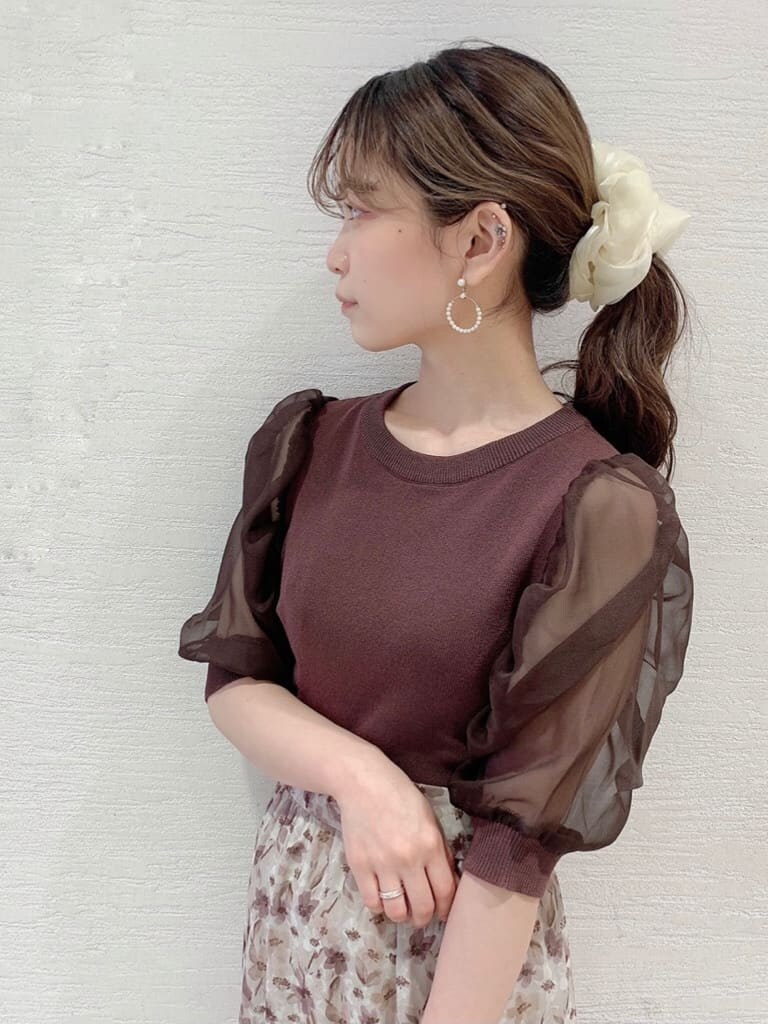 その他のサンダル、ブラウン系のニット/セーターを着用したレディースの夏コーディネートの5枚目の写真