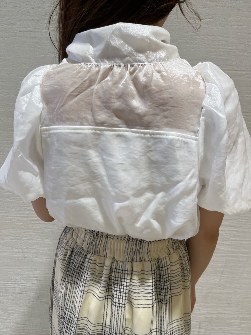 ベージュ系のサンダル、ホワイト系のスカート、ホワイト系のシャツ/ブラウスを着用したレディースの夏コーディネートの8枚目の写真