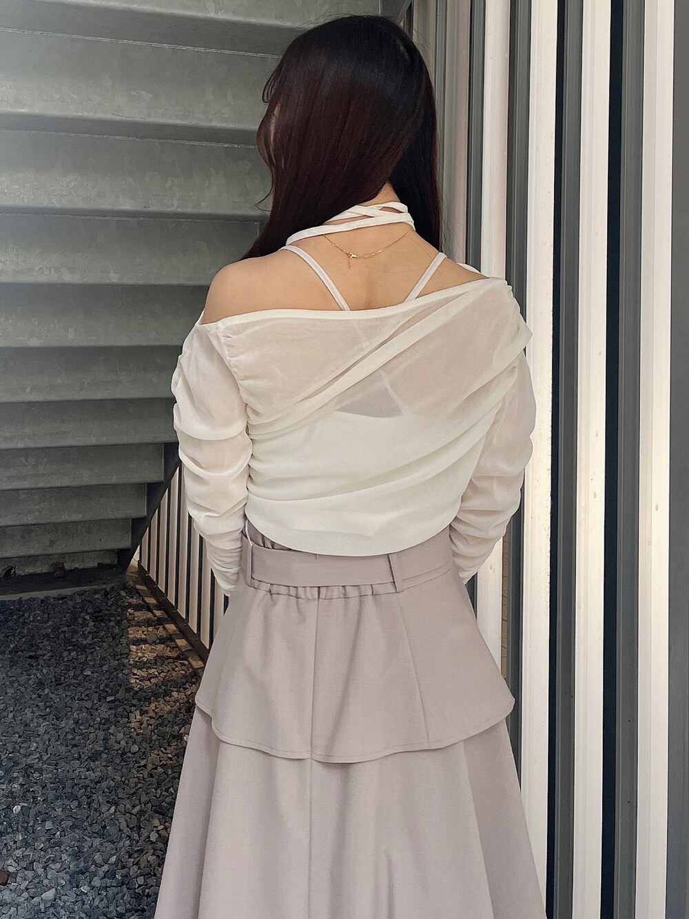 ベージュ系のハンドバッグ、ベージュ系のブーツ、ホワイト系のTシャツ/カットソーを着用したレディースの春コーディネートの7枚目の写真