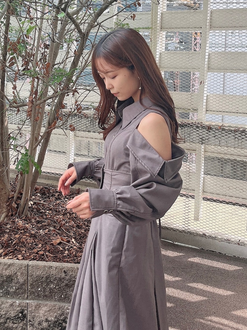 グレー系のワンピース、ホワイト系のブーツを着用したレディースの秋コーディネートの9枚目の写真