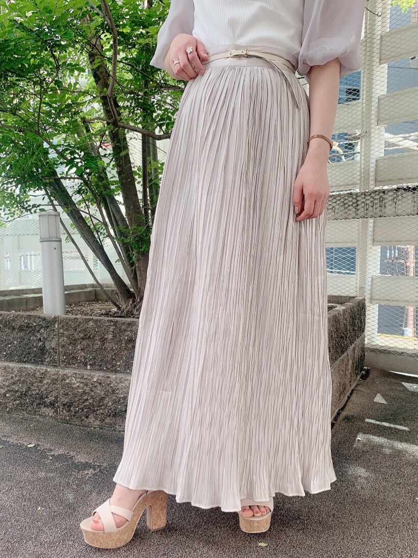 ベージュ系のサンダル、グレー系のスカート、ホワイト系のTシャツ/カットソーを着用したレディースの春コーディネートの7枚目の写真