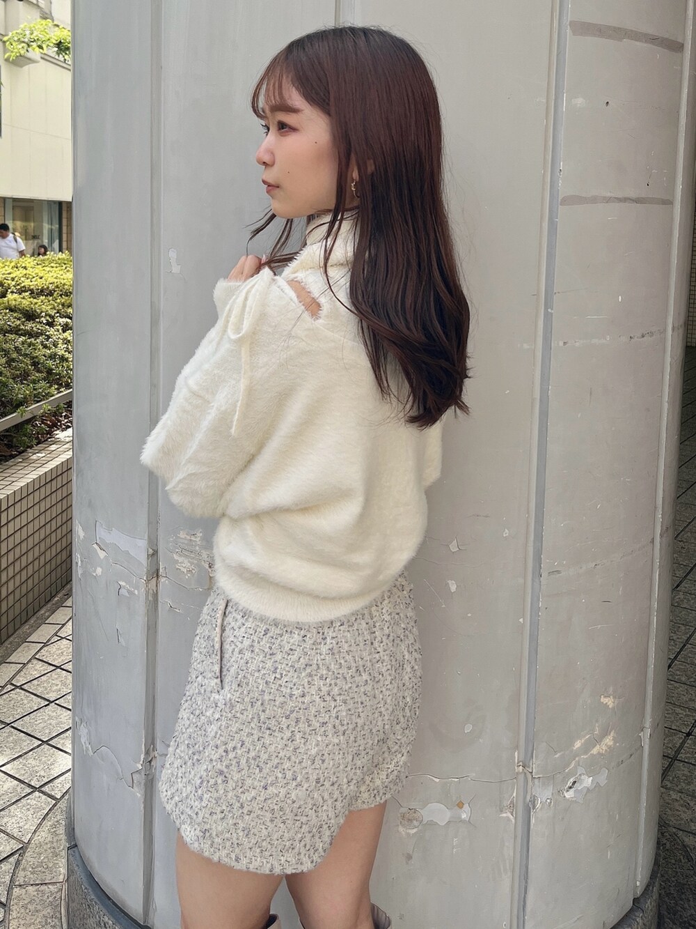 ホワイト系のニット/セーター、ホワイト系のカーディガン/ボレロ、ベージュ系のその他パンツを着用したレディースの秋コーディネートの8枚目の写真