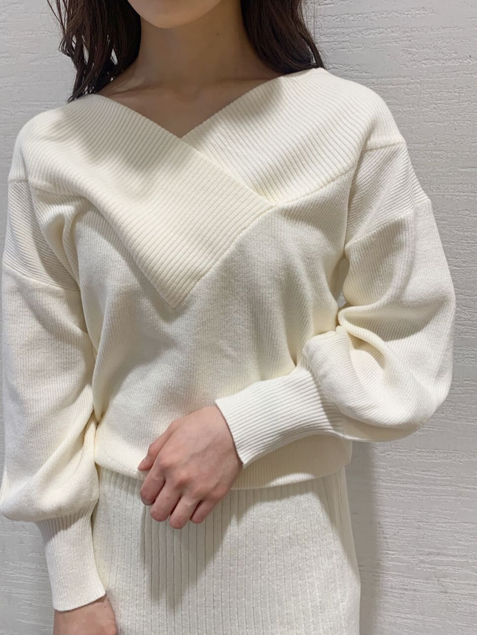 ホワイト系のその他アウター、ホワイト系のスカート、ホワイト系のニット/セーターを着用したレディースの秋コーディネートの9枚目の写真