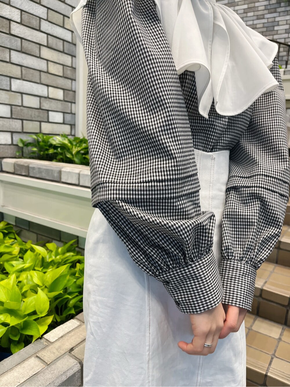 ホワイト系のシャツ/ブラウス、その他のシャツ/ブラウス、ホワイト系のパンプスを着用したレディースの冬コーディネートの10枚目の写真