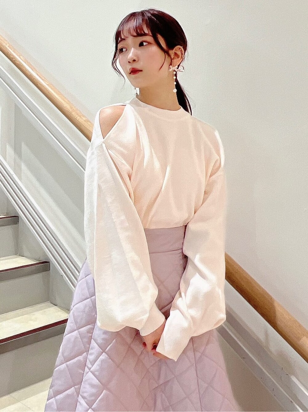 ホワイト系のニット/セーター、ピンク系のスカート、ベージュ系のブーツを着用したレディースの秋コーディネートの6枚目の写真